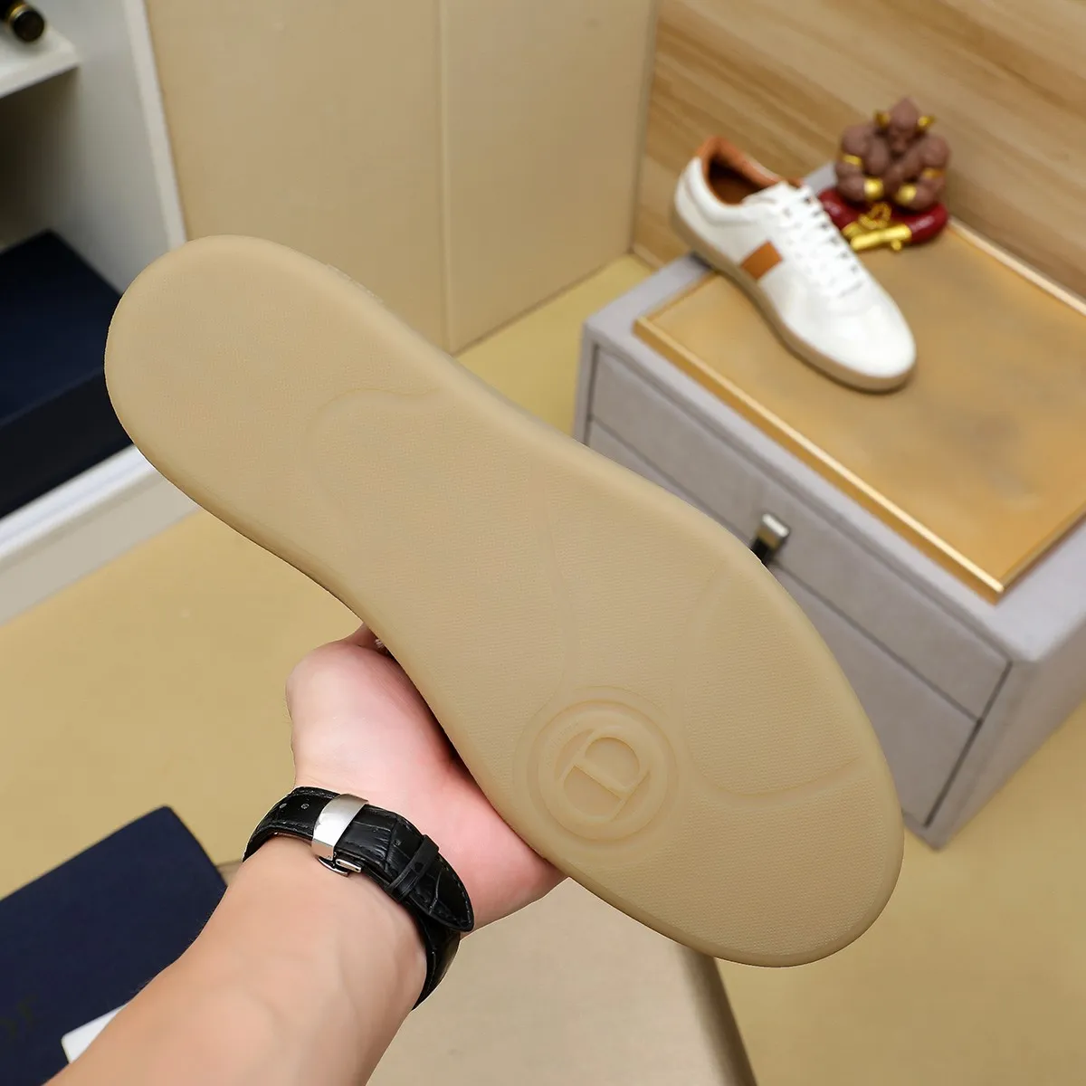 Men's clothing and shoes 💰540 💰🔥[Dior] High-end top-notch 🔝 purchasing agent 🔍🔍The latest 🇺🇸 counters are on sale simultaneously, original Italian calfskin (high-end, extravagance, and grade) with exquisite workmanship (cowhide Inner lining) Sole: Original sole provided by the original factory ⚠️Outsole. Comfortable, wear-resistant, non-slip, real-life photo🎬The real thing is more beautiful🔍Color: 4 colors available💕💕Number of yards: 39-44...
